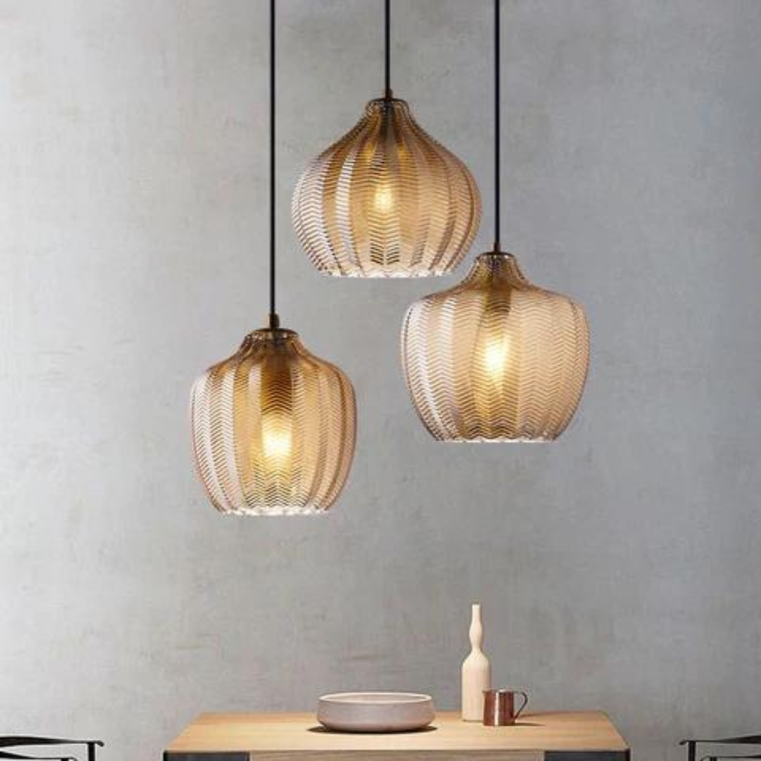 Moderne glazen hanglamp met Scandinavisch design voor sfeervolle verlichting