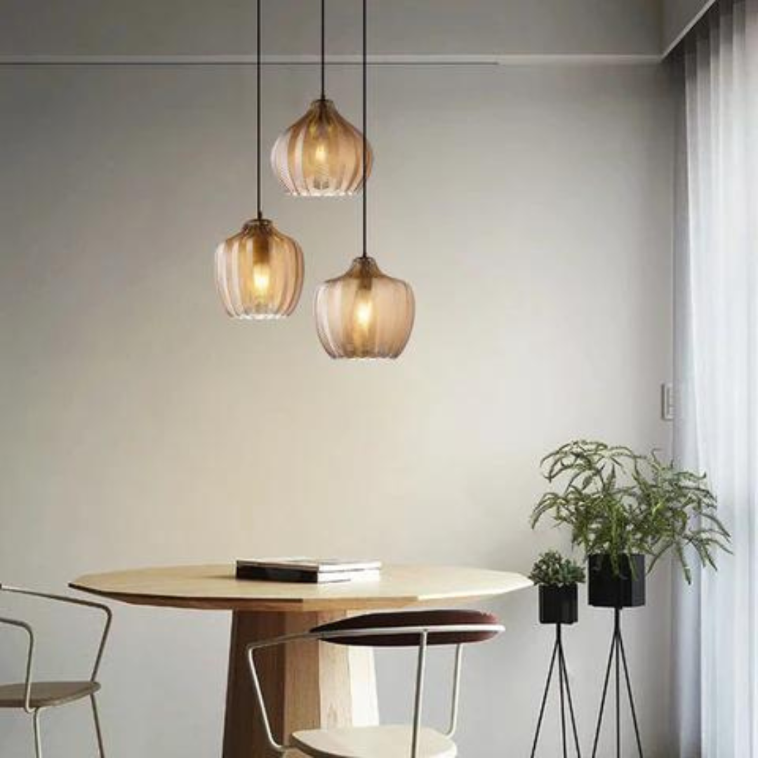 Moderne glazen hanglamp met Scandinavisch design voor sfeervolle verlichting