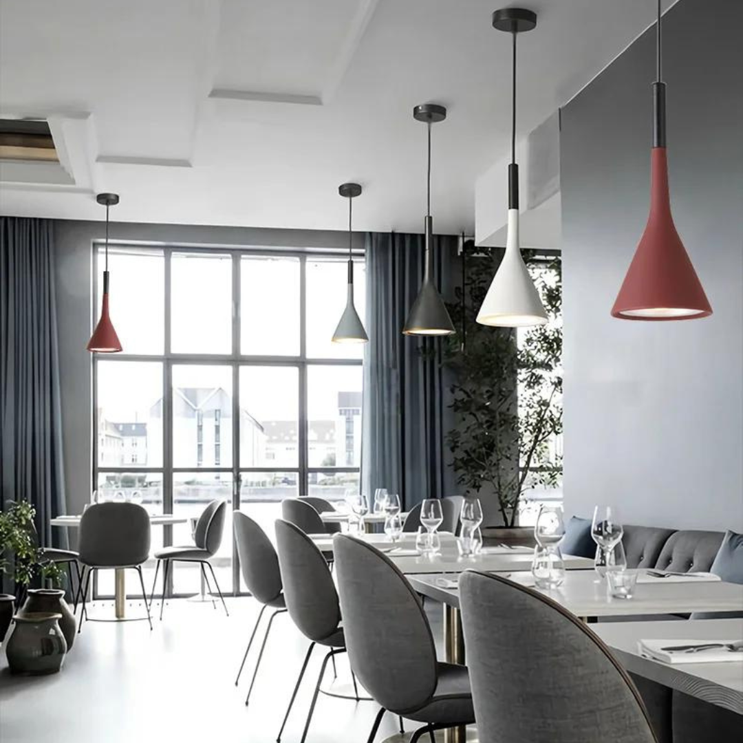 Elegante driehoekige hanglampen met modern design en warme verlichting