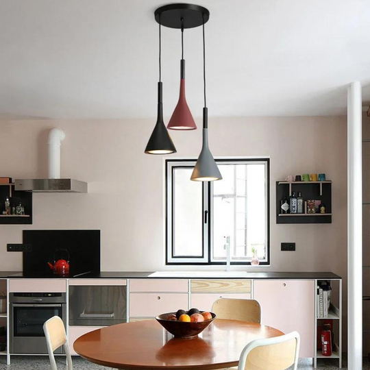 Elegante driehoekige hanglampen met modern design en warme verlichting