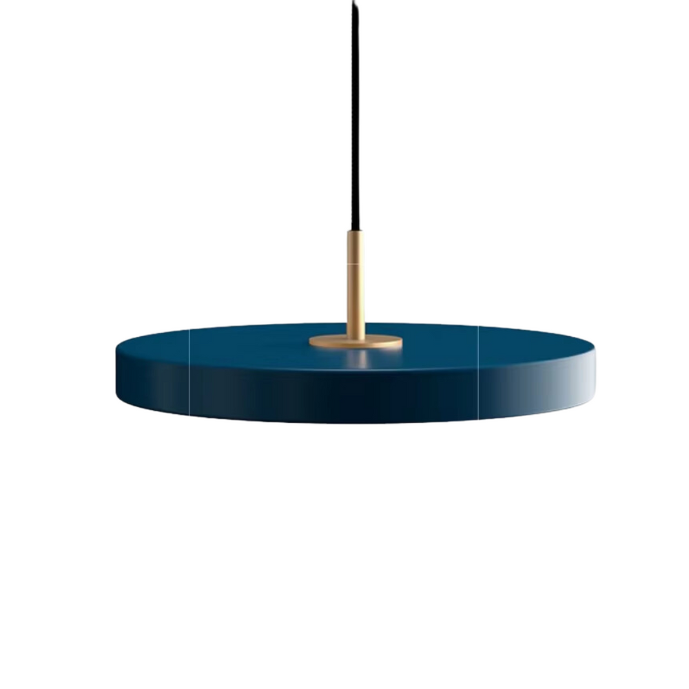 Scandinavische hanglamp met minimalistisch design en warme verlichting