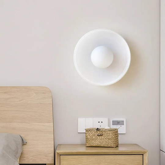 Moderne ronde plafondlamp met slank design en praktische functies